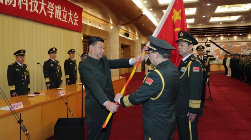 19日，中共中央總書記、國家主席、中央軍委主席習近平向新調整組建的軍事科學院、國防大學、國防科技大學授軍旗/新華社