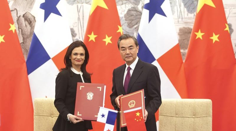 6月13日，中國外長王毅與巴拿馬副總統兼外長德聖馬洛在北京簽署了聯合公報，中巴正式建立大使級外交關係 資料圖片