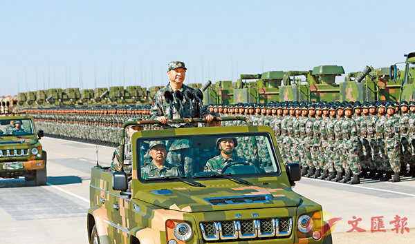 最高統帥習近平主席登上野戰車檢閱部隊。 中新社