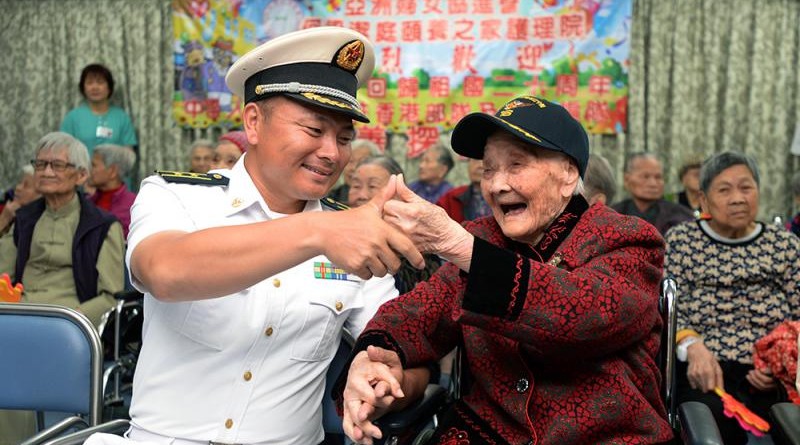 銀川艦副政委趙金路中校為感動流淚的110歲長者謝婆婆擦眼淚，兩人又對碰拇指，相互祝福鼓勵\大公報記者林良堅攝