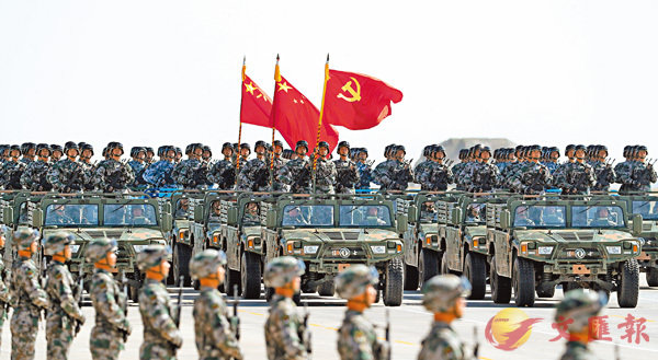 中共黨旗、國旗、軍旗首次同時出現在護旗方隊上。 新華社