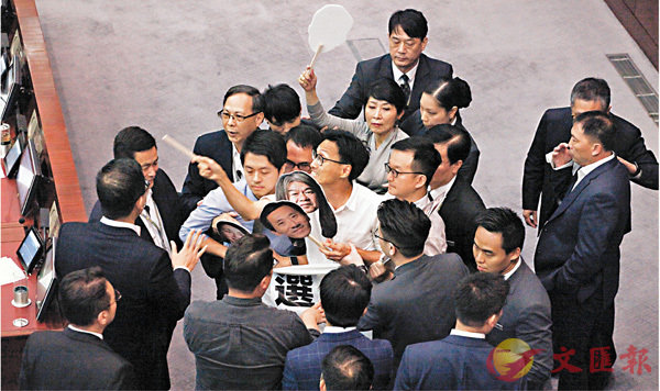 名反對派議員衝擊主席台擾亂財會秩序。 香港文匯報記者曾慶威 攝