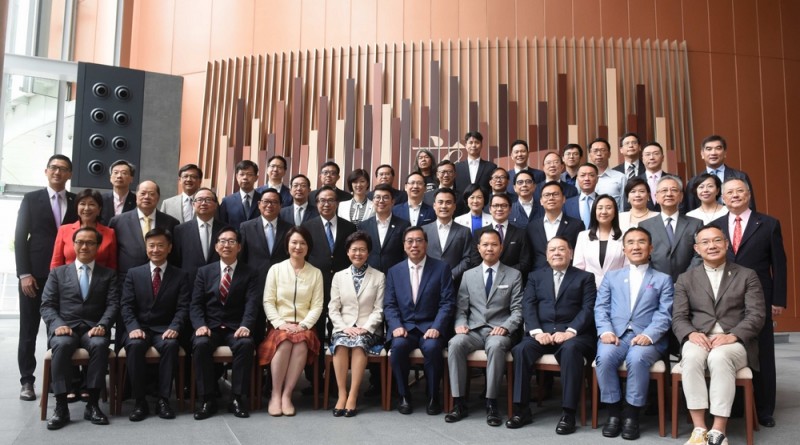 立法會主席梁君彥（前排右五）昨日宴請行政長官林鄭月娥（前排左五）、行政會議成員和主要官員。圖為林鄭月娥和立法會議員在午宴前拍攝合照。中新社