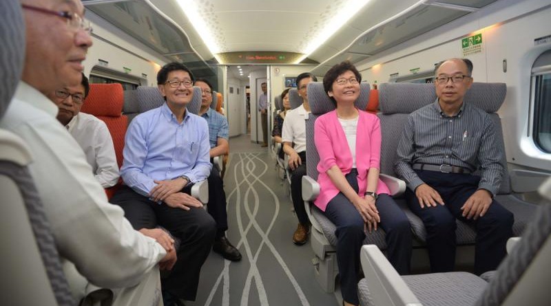 特首林鄭月娥和運房局局長陳帆（右）等參觀已付運到港的高鐵列車並試坐，眾人均稱讚座位舒適