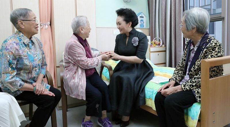 　　圖：彭麗媛到長者居住的房間，詳細詢問生活起居情況 新華社圖片