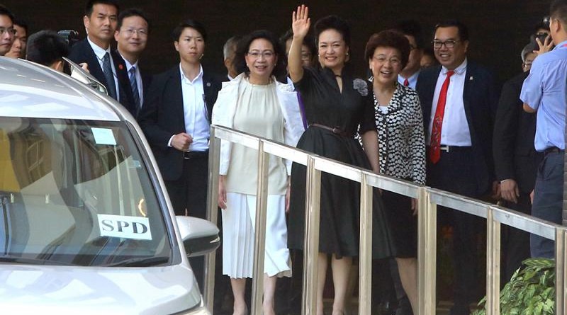 彭麗媛探訪完畢離開，不忘向記者區揮手表示感謝 大公報記者麥潤田攝