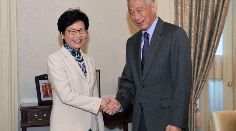 林鄭月娥（左）與李顯龍（右）會面就雙方關注的議題交換意見/ 法新社