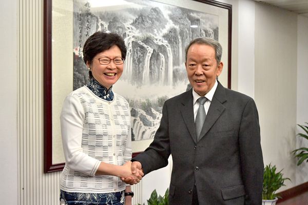 行政長官林鄭月娥（左）昨日下午在京與國務院港澳辦主任王光亞（右）會面。政府新聞處
