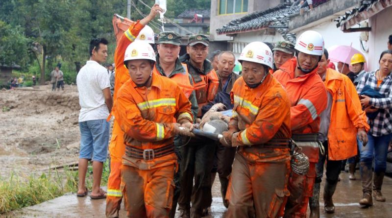 全國各地官、民、企聯動，第一時間展開統計尋人、救援和撤離工作，西部戰區解放軍部隊迅速出動陸航、工兵、醫療等部隊以及直升機及車輛參與救災。