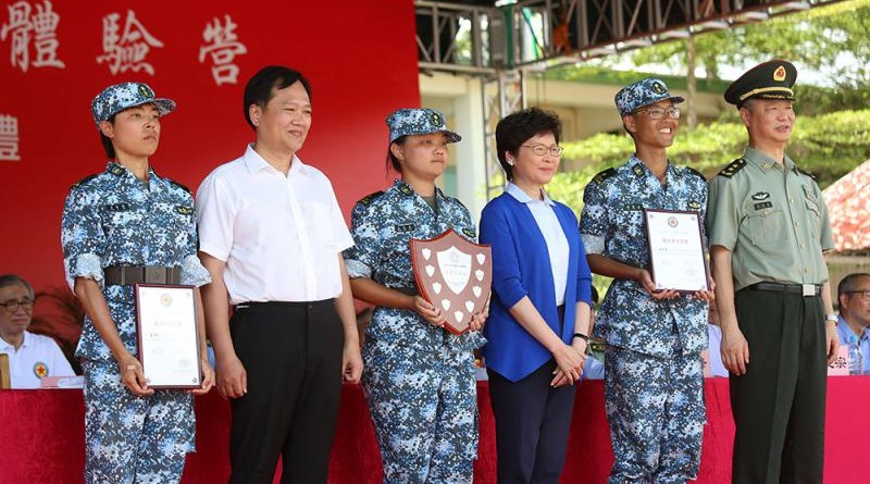 特首林鄭月娥（右三）、駐港部隊政治委員岳世鑫（右一）和中聯辦副主任陳冬（左二）向學員頒發優秀學員及班級獎狀
