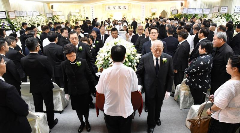 前鄉議局主席劉皇發昨日早上在香港殯儀館出殯，十位友好名人扶靈，包括全國政協副主席董建華、行政長官林鄭月娥、中聯辦主任張曉明等　　 /治喪委員會提供