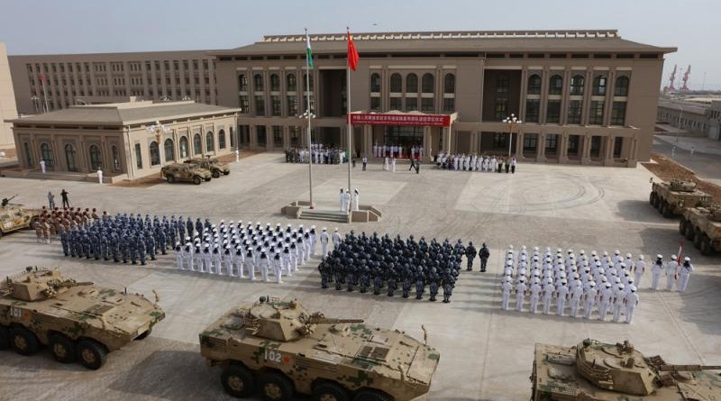 當地時間8月1日上午，中國人民解放軍駐吉布提保障基地部隊進駐營區儀式在基地營區舉行。圖為升中華人民共和國國旗儀式/中新社