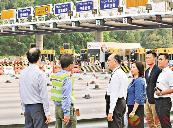 運輸及房屋局局長陳帆與署理運輸署署長李萃珍在傍晚下班時段到收費廣場視察。