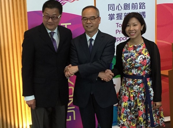 民政事務局局長劉江華（中）與副局長陳積志（左）及政助黎穎瑜（右）會見傳媒。記者 馮煒強 攝