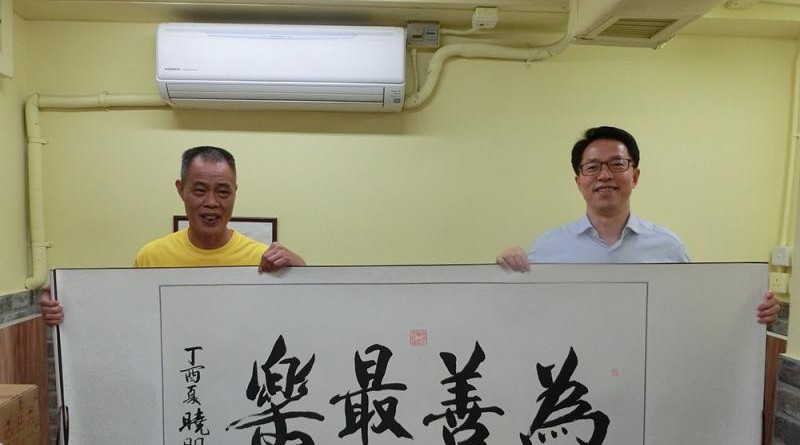 張曉明（右二）親訪深水埗「北河同行」社企，與陳灼明等人合影留念　　　　 中聯辦