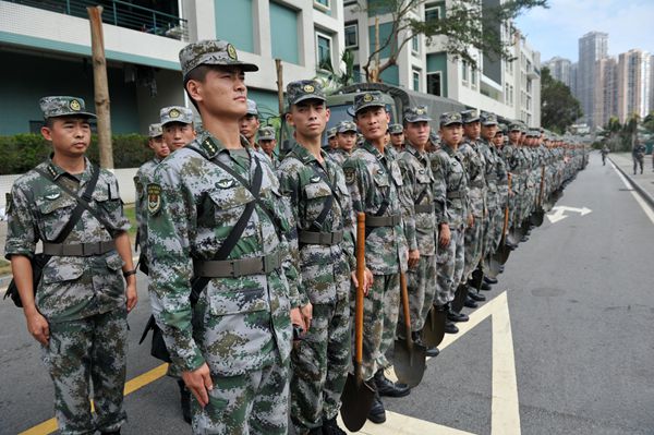 駐澳部隊宣告完成救災任務返回基地。圖為官兵數日前列隊進駐情況。