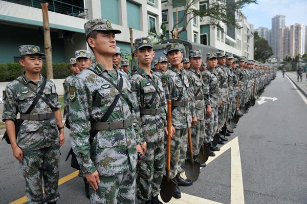 駐澳部隊宣告完成救災任務返回基地。圖為官兵數日前列隊進駐情況。