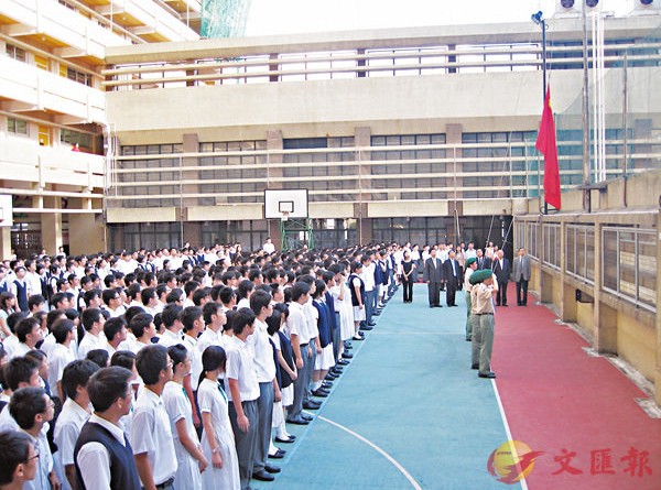 培僑中學於開學禮前舉行升旗儀式及播國歌。 資料圖片