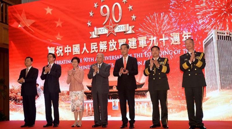 駐軍舉行八一建軍節招待會。主禮嘉賓（由左至右）：外交部駐港特派員謝鋒、中聯辦主任張曉明、行政長官林鄭月娥、全國政協副主席董建華、全國政協副主席梁振英、駐港部隊司令員譚本宏，以及駐港部隊政治委員岳世鑫