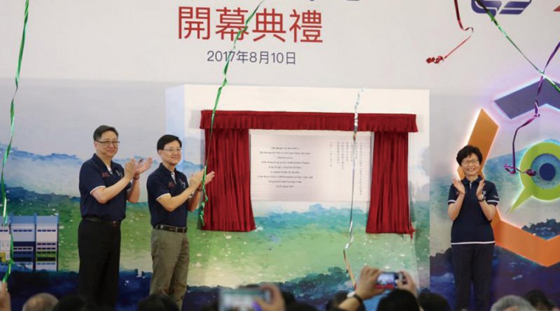 行政長官林鄭月娥（右）、保安局局長李家超（中）、警務處處長盧偉聰（左）在八鄉少年警訊中心主持開幕禮\大公報記者何嘉駿攝