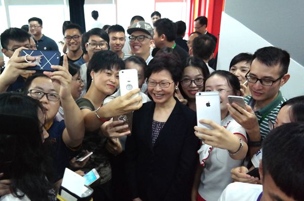 8月31日，行政長官林鄭月娥到訪深港青年創新創業基地，本港及內地實習生紛紛要求與她合照。資料圖片