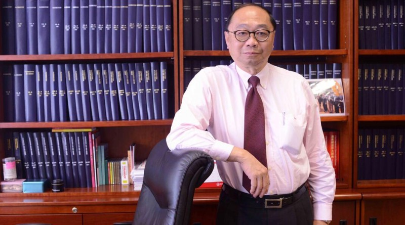 中大新亞書院院長黃乃正指斥周竪峰出言侮辱國人，行為粗暴惡劣。