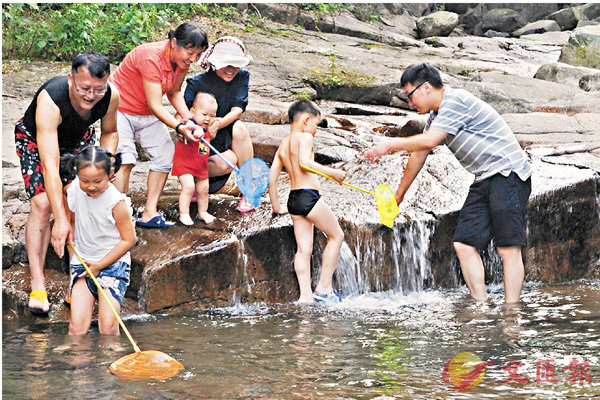 會議認為黨的十九大是在全面建成小康社會關鍵階段的重要大會。圖為杭州市民在「全國綠色小康村」白沙村戲水。資料圖片