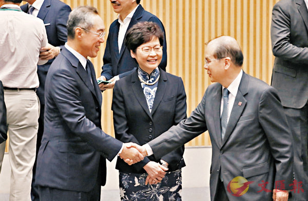 林鄭月娥（中）委任唐英年（左）任西九文化區管理局主席，打破由政務司司長出任主席的慣例。圖為唐英年與現任主席張建宗（右）握手致意。香港文匯報記者劉國權 攝