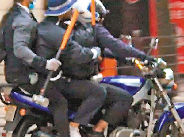 有途人拍下3名劫匪駕乘電單車逃走一刻情況。 讀者供圖