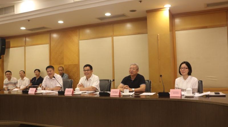 排左起：廣東省環境保護廳宣傳教育與交流合作處處長許金州、發展和改革委員會總經濟師黃華東、交通運輸廳黨組成員及副廳長徐欣、商務廳綜合處副處長鄒璟菲接受港澳媒體群訪 　　大公報記者吳涵宇攝