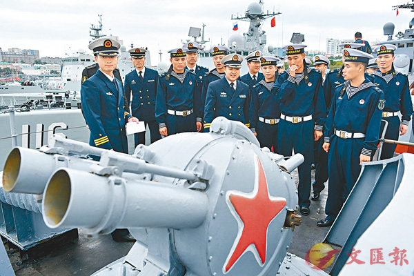 中方艦員登上俄方艦艇參觀。 中新社