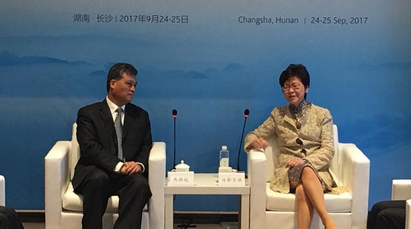 行政長官林鄭月娥（右）出席泛珠行政首長聯席會議，與廣東省委副書記、省長馬興瑞（左）會晤