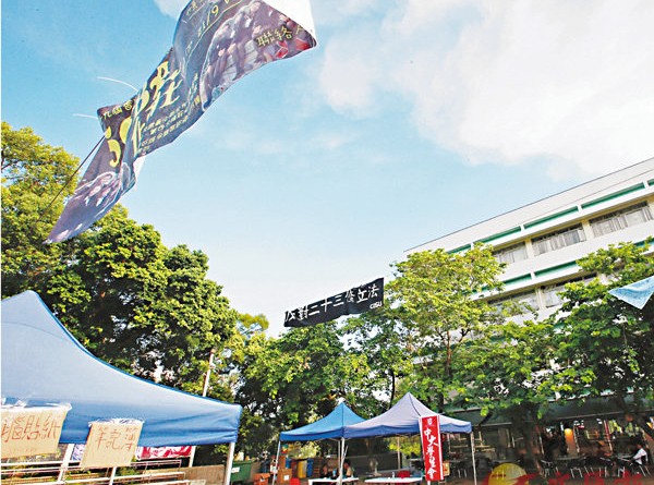 中大學生會昨突然發聲明，既拆除宣傳「港獨」的橫額，但又揚言威脅校方。 香港文匯報記者潘達文 攝
