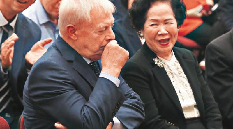 陳方安生緊貼彭定康「四圍唱」，「民主阿婆」不時露出奴才醜態 大公報記者黃洋港攝