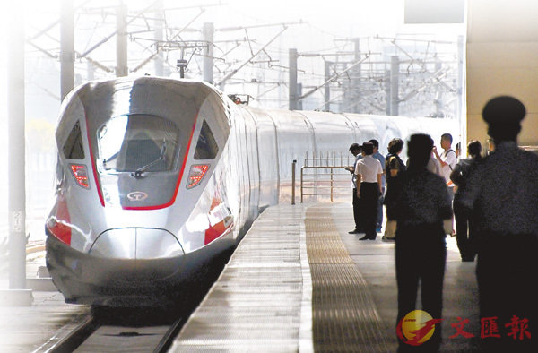 「復興號」動車組昨日在京滬高鐵實現350公里時速運營。新華社