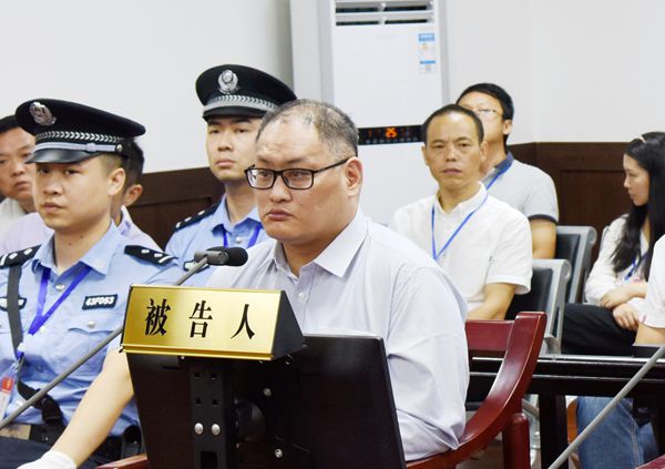 法官下午宣布擇期宣判。庭訊後，李明哲與母親郭秀秦會面。大陸法界人士評估，李明哲當庭認罪，相信應該不會被判重刑。

在台灣，「總統府」表示，蔡英文關注李明哲近況，要求相關部門透過一切可能，讓李明哲返台，目前首要確保李明哲人身安全。國民黨團則呼籲北京盡速讓李明哲返台。