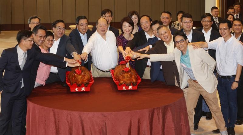 新立法年度下周三復會，昨日十多名議員中午齊集立法會切燒豬\大公報記者林少權攝