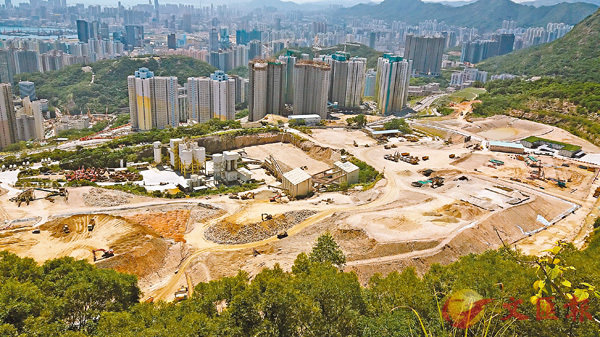 港府計劃明年底在賣地表中選取一幅位於觀塘安達臣道的住宅用地推行「港人首次置業先導計劃」，估計可提供約1,000個首置單位。 網上圖片
