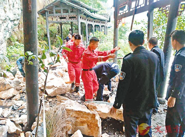 台灣旅行團昨日上午在湖北三峽景區遭遇落石，造成3亡2傷。圖為事故現場。 中央社