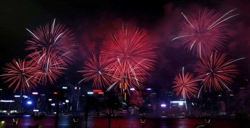 維港上空舉行煙花匯演，慶祝中華人民共和國成立六十八周年\路透社