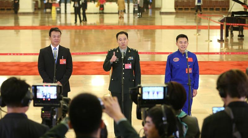 18日，趙宏博、景海鵬、唐嘉陵代表（自左至右）在「黨代表通道」接受中外媒體採訪/新華社