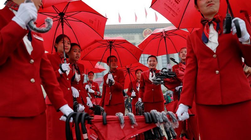 人民大會堂工作人員為十九大代表提供雨傘服務 /路透社