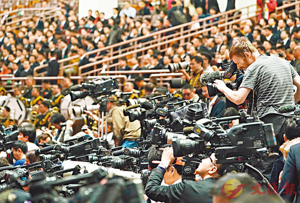 中共十九大昨日在北京隆重開幕，眾多來自外國的媒體記者爭相報道。 新華社