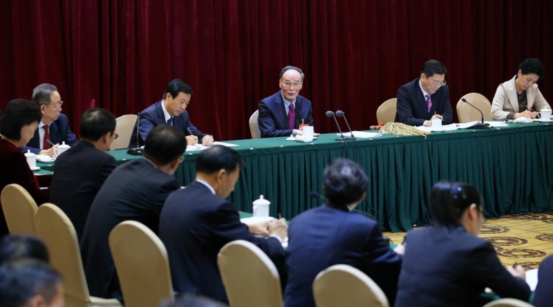 王岐山參加他所在的十九大湖南省代表團討論。新華社