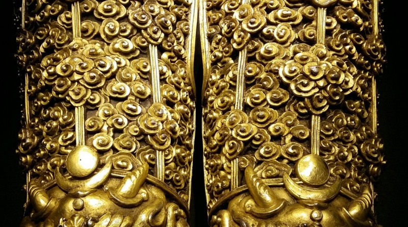 大公園：藏民護臂甲由複雜精細的鐵鋄金工藝打造而成（作者供圖） (1)