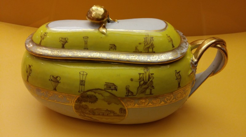 大公園：A.中西合璧黃白底踱金的精美瓷器，原來是女性便器（作者供圖） (1)