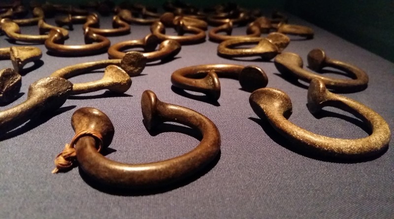 大公園：五十枚銅手鐲記載了非洲殖民時代奴隸貿易的歷史（作者供圖） (1)
