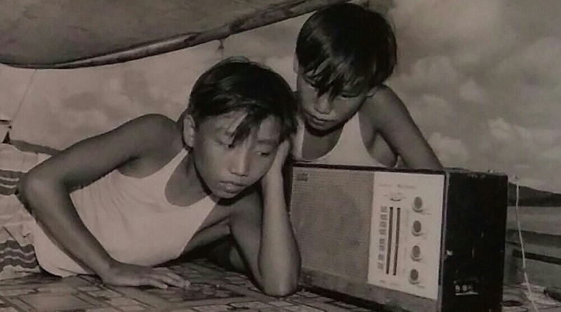 一九六九年，漁民子弟在艇上聽收音機