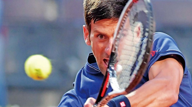 Novak Djokovic of Serbia hits a return during the semi-final match against Dominic Thiem of Austria at the ATP Tennis Open tournament, on May 20, 2017 at the Foro Italico in Rome. / AFP PHOTO / TIZIANA FABI